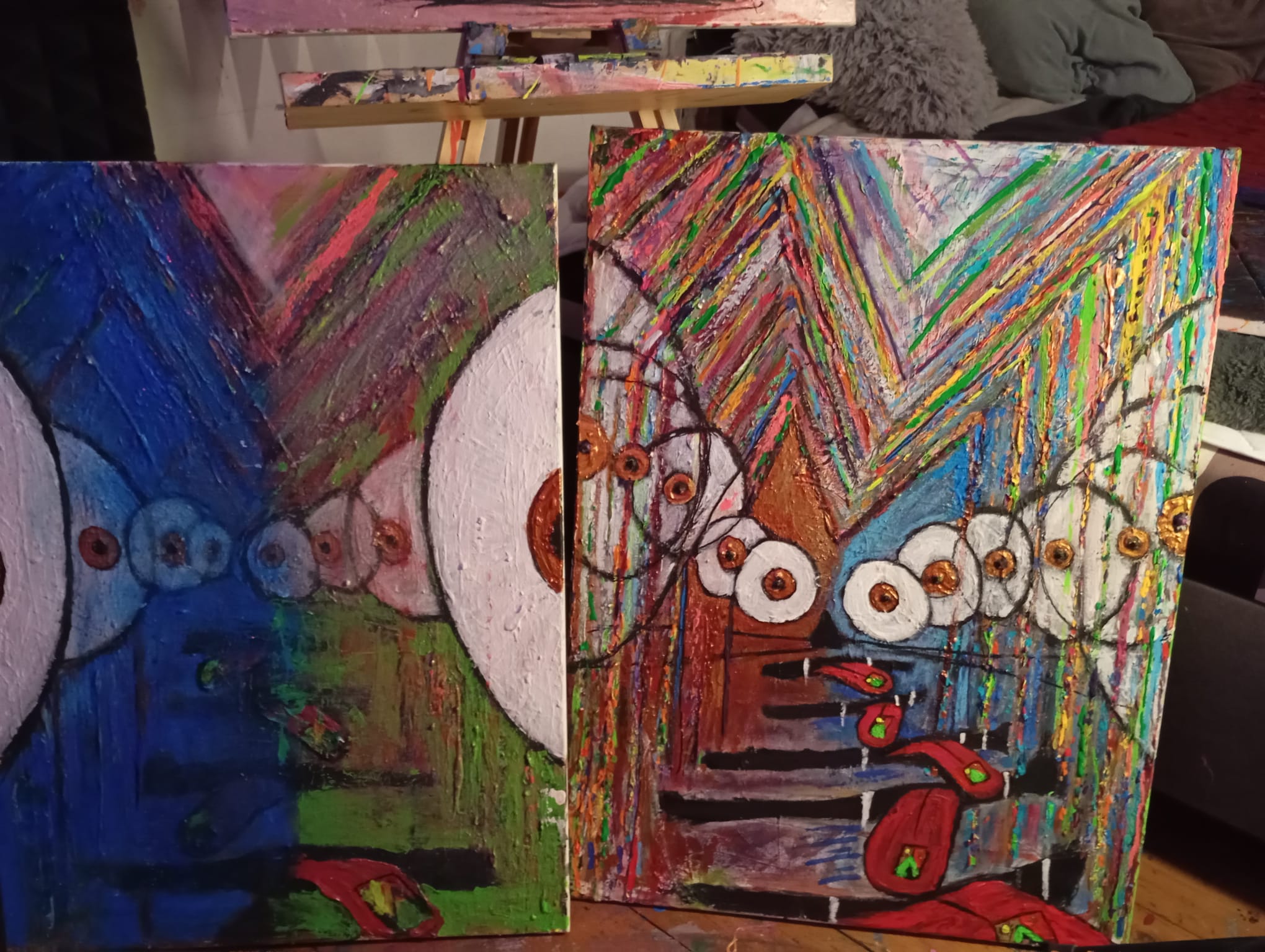 GlitchedCat — barevný diptych s vícekými kočičími tvářemi, expresivní malba