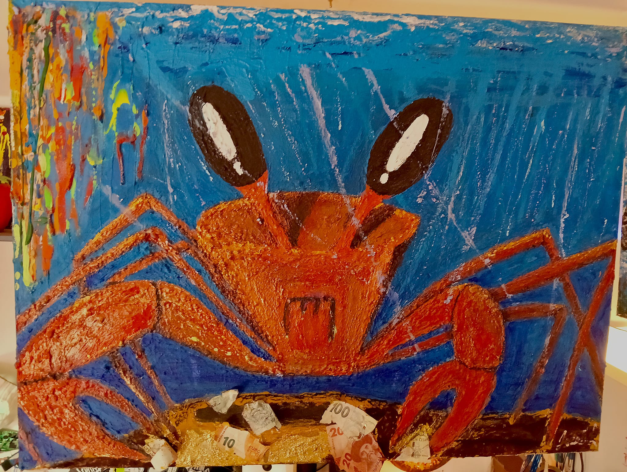 Kraby rvou cash — oranžový krab s penězi, mixed media